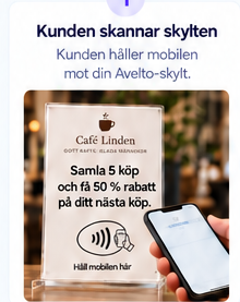 Hand som håller en mobil mot Café Lindens godkända NFC-skylt
